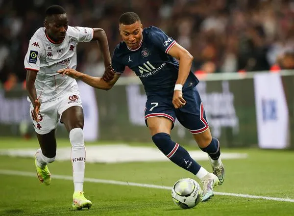 EFE Kylian Mbappé en acción con PSG