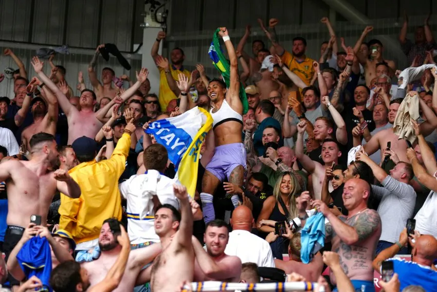 AP Raphinha celebrando la permanencia de Leeds