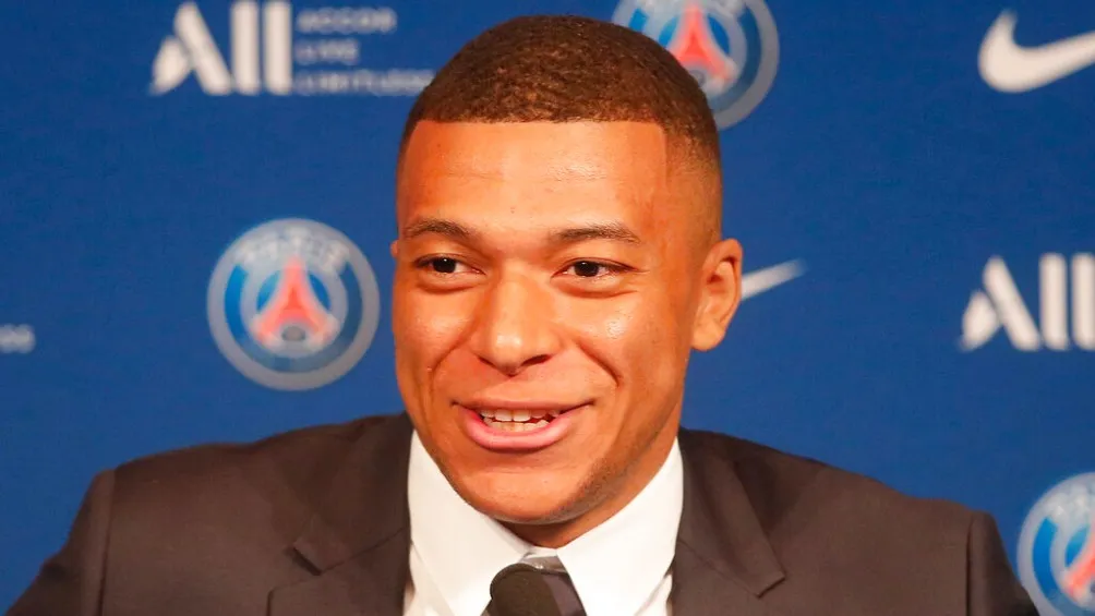 AP Kylian Mbappé durante conferencia de prensa con el PSG