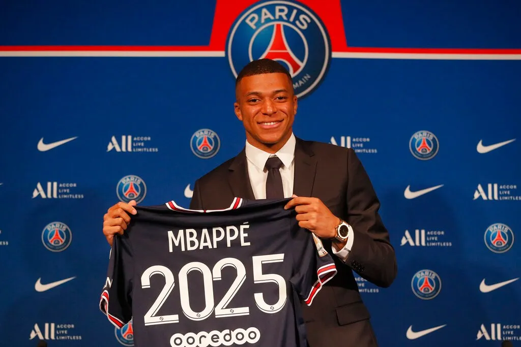 AP Kylian Mbappé durante conferencia de prensa con el PSG