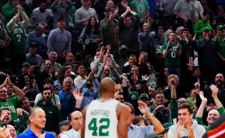 AP Aficionados de Boston celebran a Al Horford