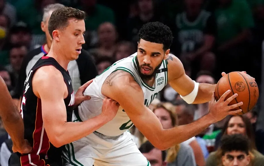 AP Jayson Tatum ante la marca de Duncan Robinson
