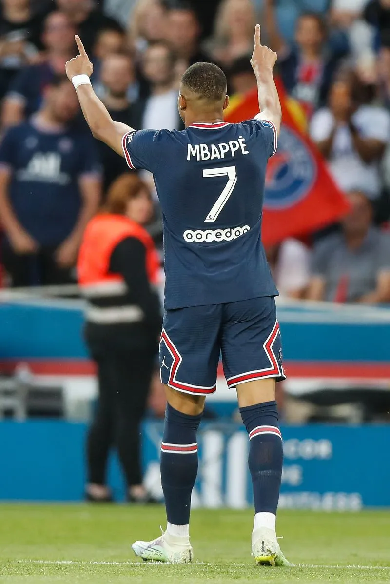 AP Kylian Mbappé, festejando con la afición