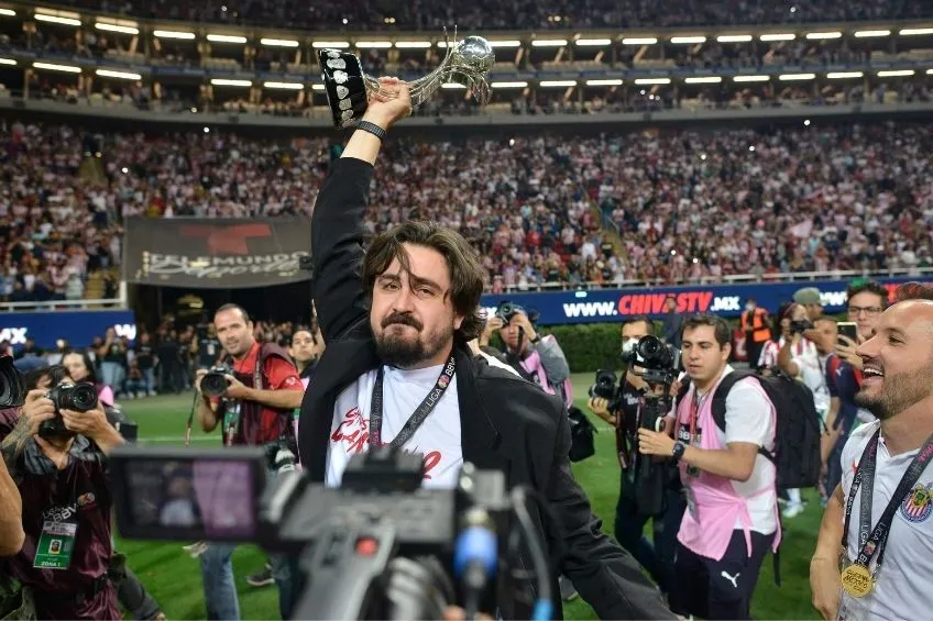 IMAGO7 Amaury Vergara levantando el trofeo de la Liga MX Femenil