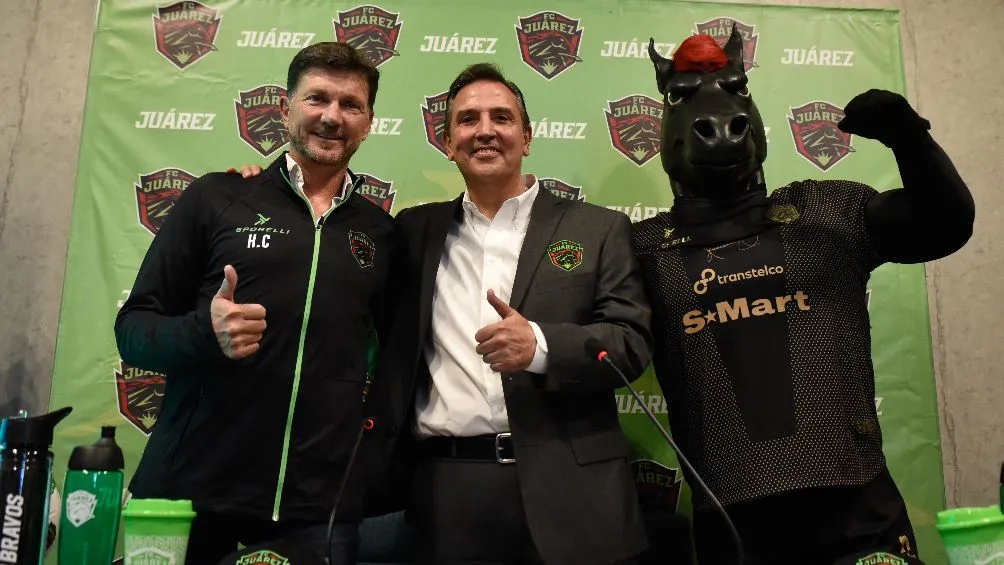 IMAGO7 Hasta la mascota no se quiso perder la presentación