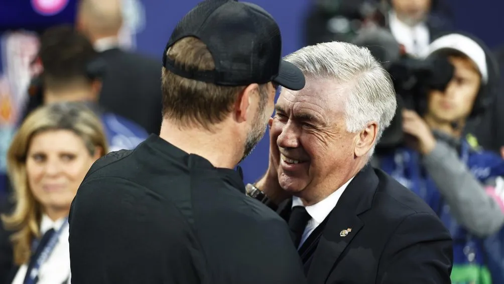 AP Carlo Ancelotti saludando a Jürgen Klopp