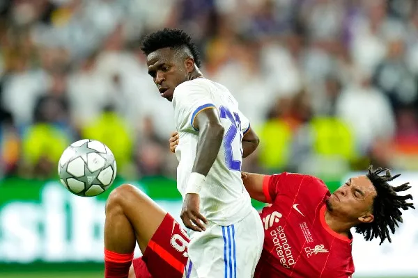 AP Vinícius y Trent Alexander-Arnold en la Final de la Champions 2022