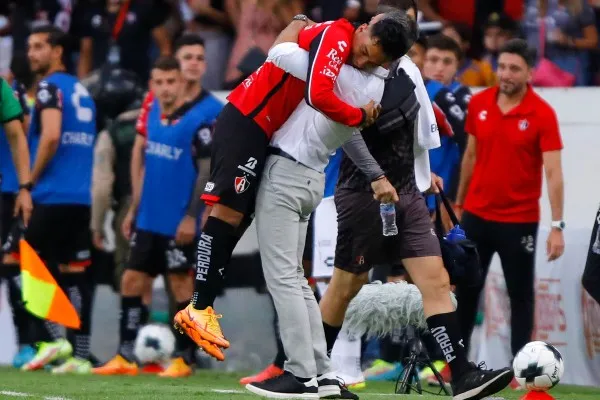 IMAGO7 Cocca abraza a Jairo Torres durante partido