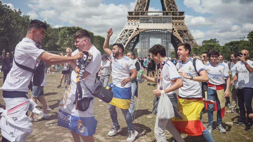 EFE Desde las afueras del estadio ya se traían estos cánticos