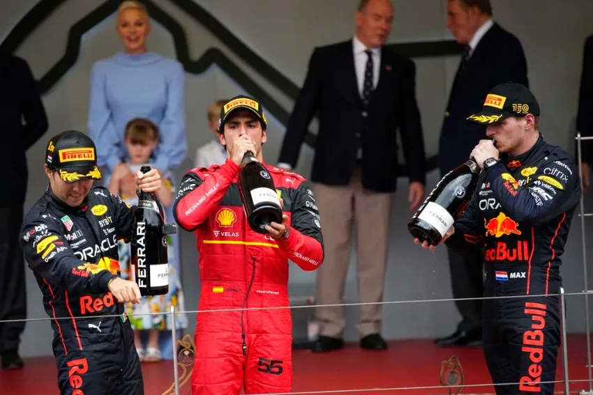 AP Pérez, Sains y Verstappen en el podio