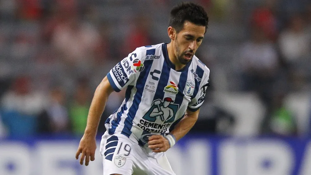 MEXSPORT Fernando Navarro jugando partido de Liga MX con el Pachuca