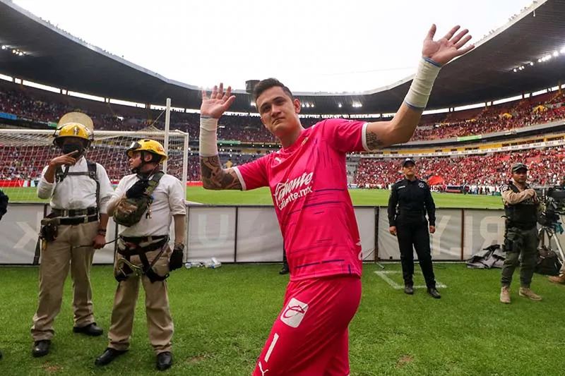 IMAGO7 Raúl Gudiño se despide de la afición de Chivas