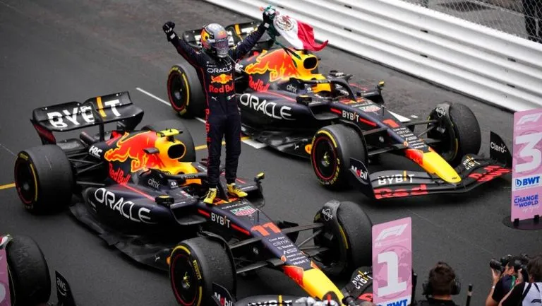AP Sergio Pérez con la bandera mexicana tras ganar en Mónaco