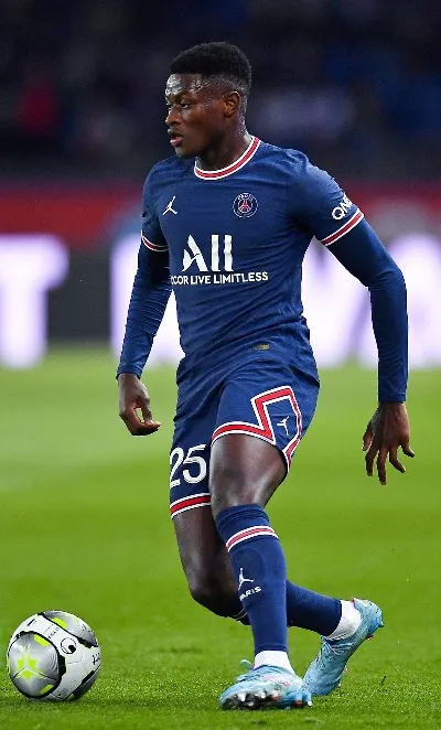 TWITTER: @PSG_espanol Mendes jugando con el PSG