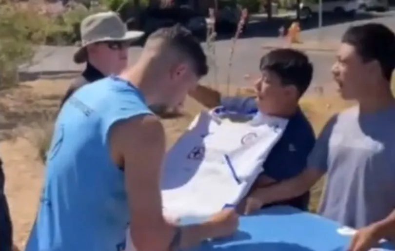 ESPECIAL Fede Valverde firmando playeras