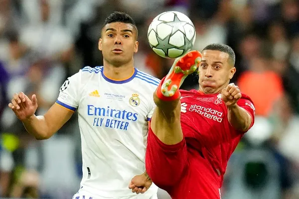 AP Thiago despeja un balón y en la caída le intensifica el dolor