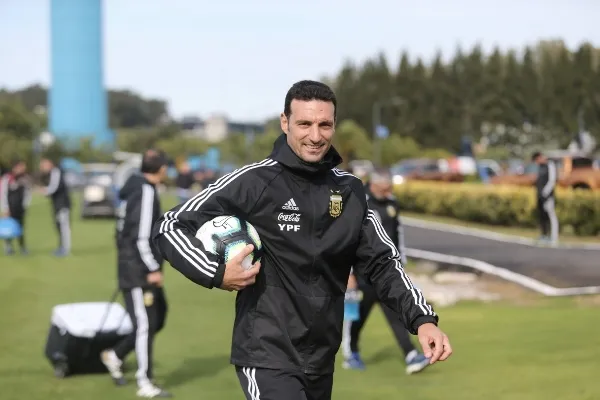 TWITTER: @tapiachiqui Lionel Scaloni en entrenamiento con la selección argentina
