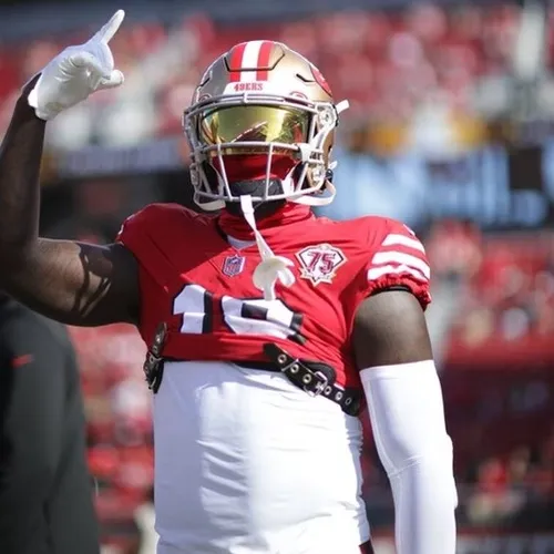 TWITTER: @19problemz Beebo en el campo de juego