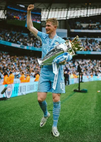 TWITTER: @DeBruyneKev Kevin De Bruyne saludando a la afición