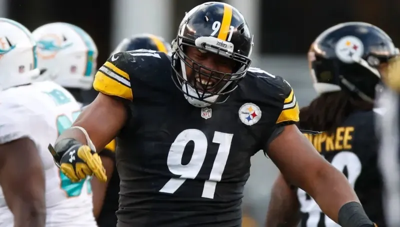 EFE Stephon Tuitt en juego con los Steelers