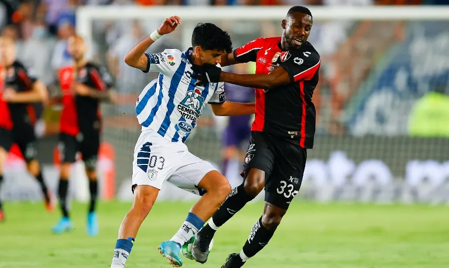 IMAGO7 Álvarez pelea el balón con Julián Quiñones