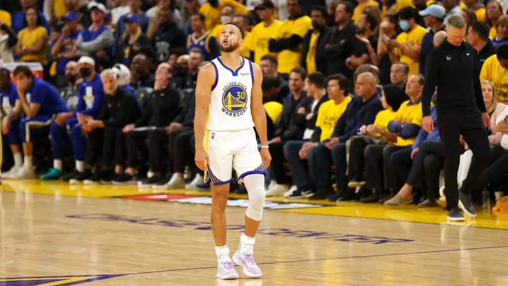 AP Stephen Curry jugando la Final entre Celtics y Warriors