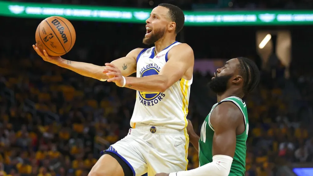 AP Stephen Curry jugando la Final entre Celtics y Warriors