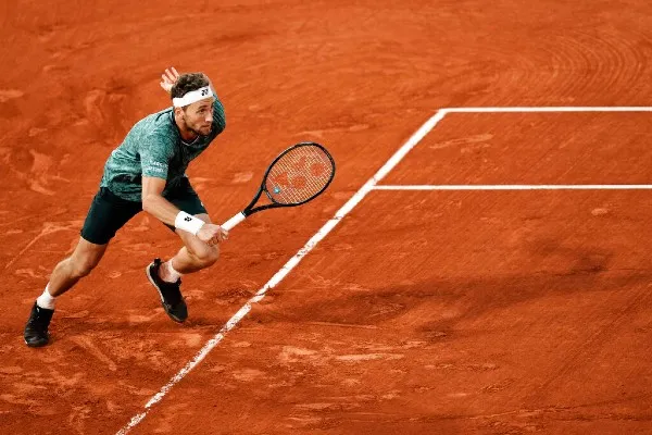 AP Casper Ruud en acción durante Roland Garros