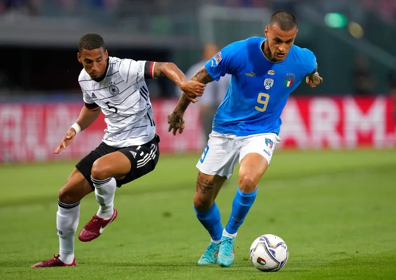 AP Gianluca Scamacca y Thilo Kehrer