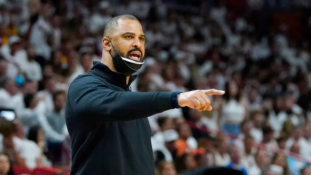 AP Ime Udoka dirigiendo a los Celtics en las Finales ante Warriors