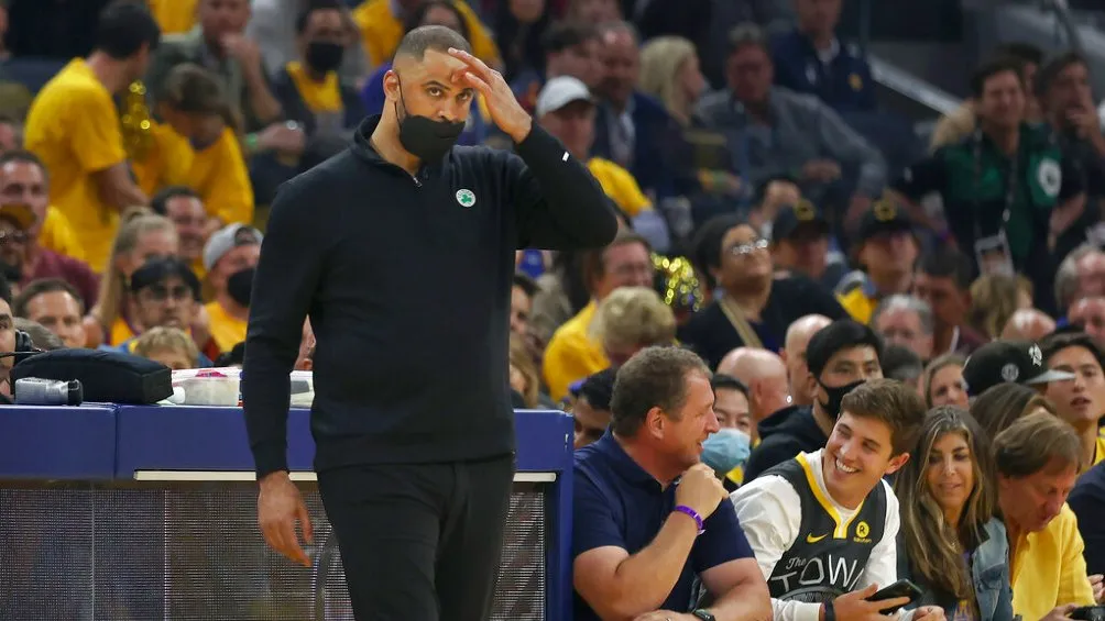 AP Ime Udoka dirigiendo a los Celtics en las Finales ante Warriors