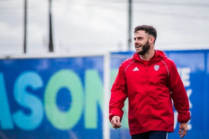 TWITTER: @nahitannandez_ Nahitan Nández en un entrenamiento con Cagliari de Italia