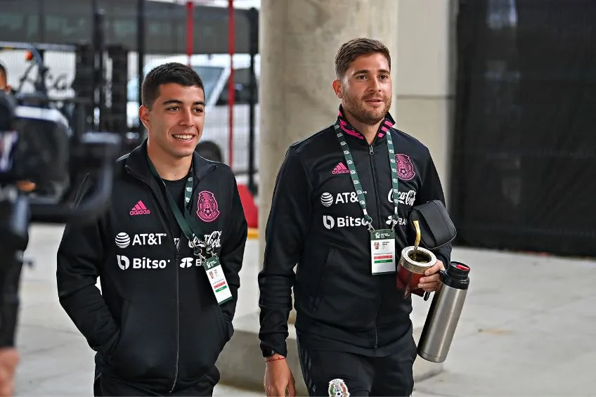 IMAGO7 Erik Lira y Arturo Ortiz previo a un partido de México