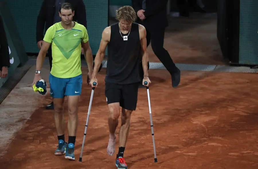 EFE Zverev sale en muletas