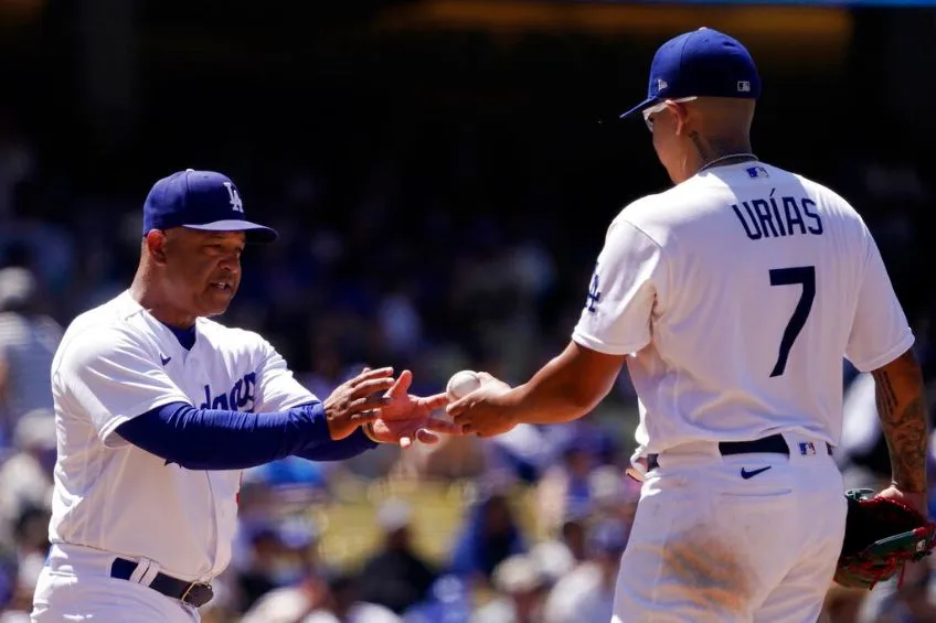 AP Julio Urías durante un partido de Los Ángeles Dodgers