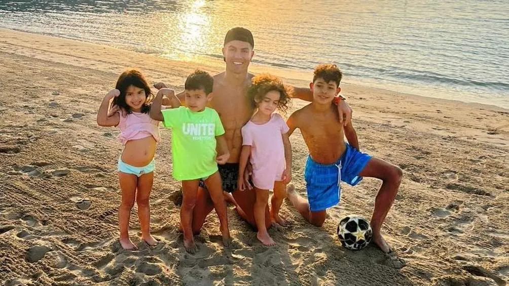 INSTAGRAM | @CRISTIANO Cristiano Ronaldo junto a sus hijos