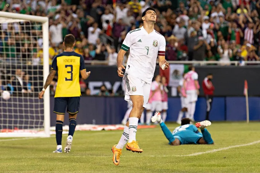 IMAGO7 Raúl Jiménez durante un partido de México