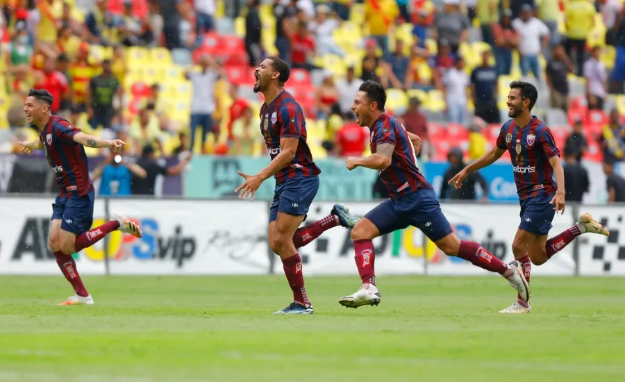 IMAGO7 Atlantistas celebran el penalti del triunfo de Elbis Souza