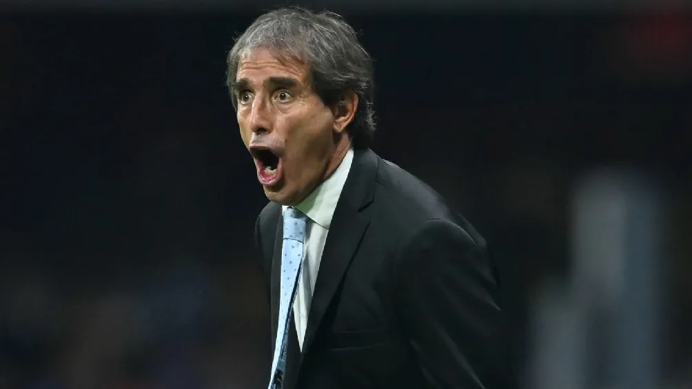 IMAGO7 Guillermo Almada dirigiendo al Pachuca en partido de la Liga MX