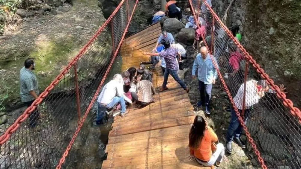 TWITTER | @DIANATAPIAL Se cayó el puente del Paseo Ribereño en Cuernavaca