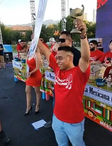 ESPECIAL Armando con si premio en mano