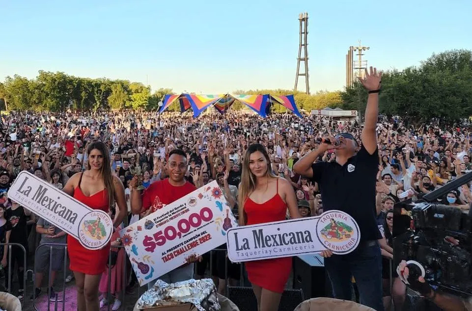 FACEBOOK: @Taqueria La Mexicana Armando con su trofeo y premio de 50 mil pesos