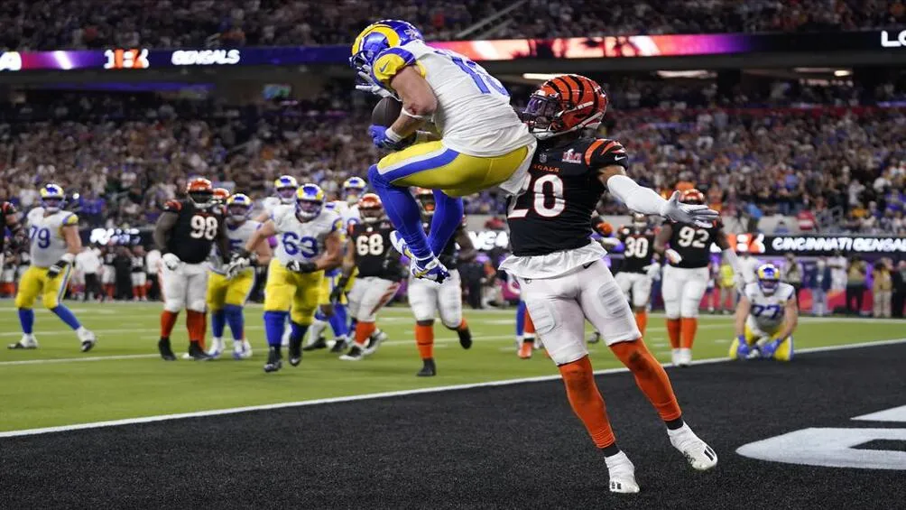 AP Cooper Kupp concreta la recepción para anotar en el Superbowl LVI
