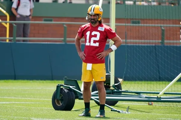 AP Aaron Rodgers realiza un ejercicio en el campo de práctica