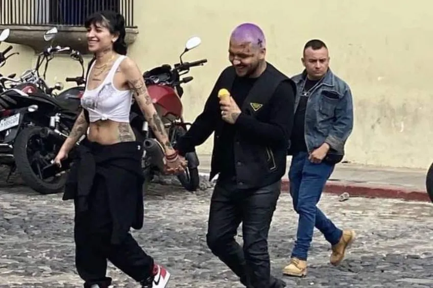 ESPECIAL Christian Nodal y Cazzu caminando en Guatemala