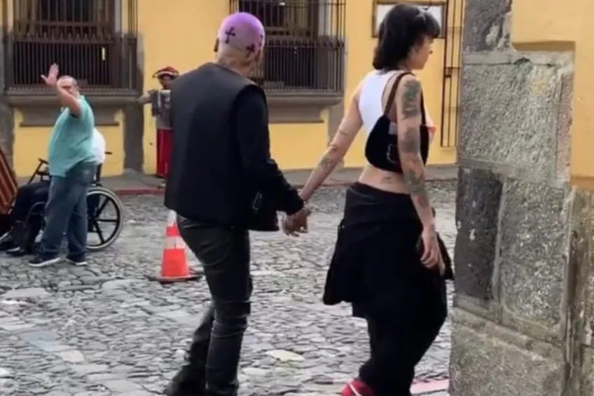 ESPECIAL Christian Nodal y Cazzu caminando en Guatemala