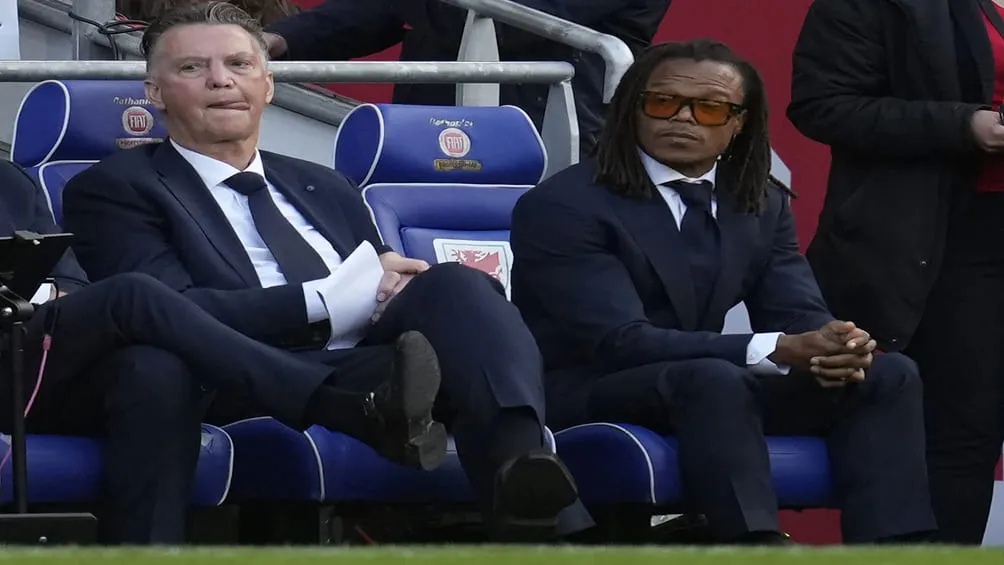 AP Louis Van Gaal dirigiendo un partido con la selección de Países Bajos