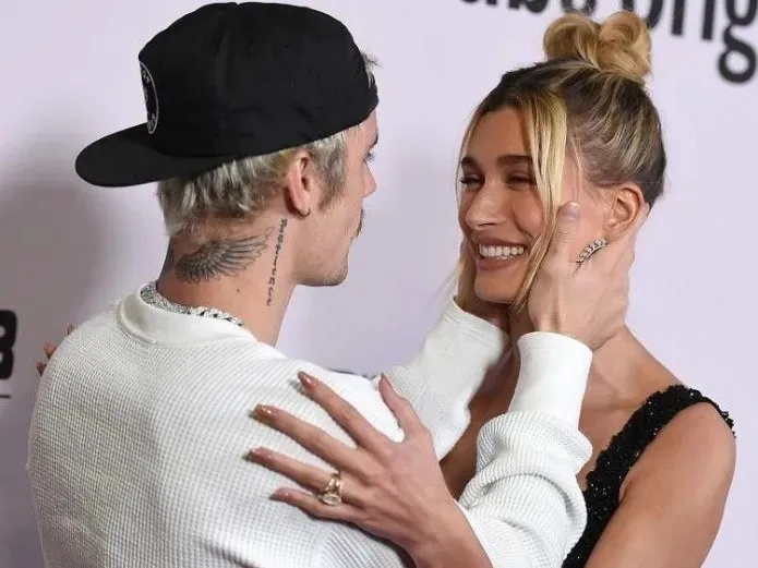 AP Justin y Hailey Bieber en alfombra roja