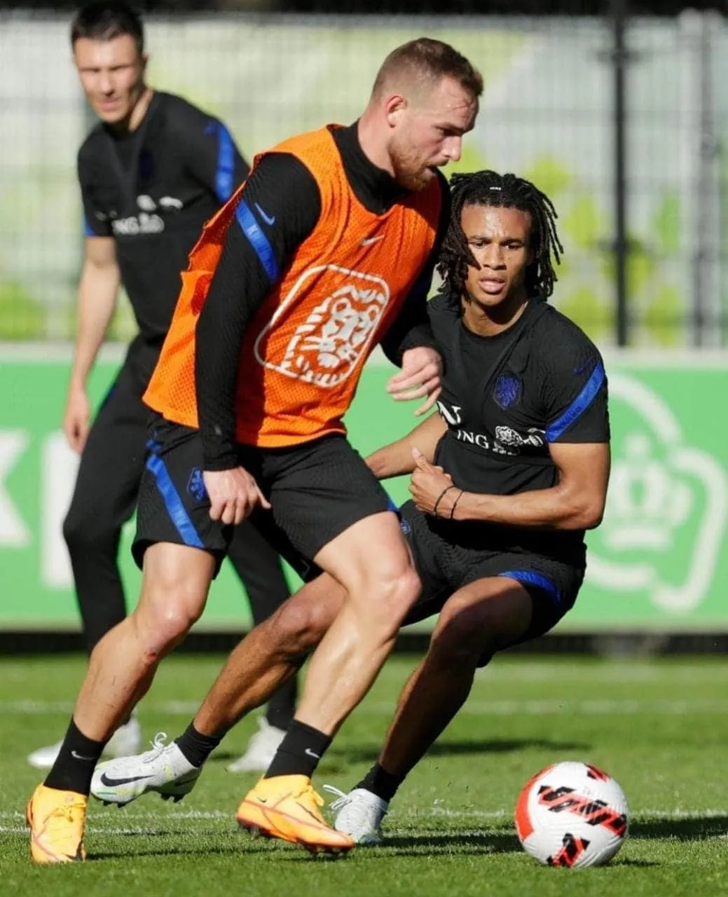 INSTAGRAM: ONSORANJE Vincent Janssen disputa un balón en la práctica de la Selección de Holanda