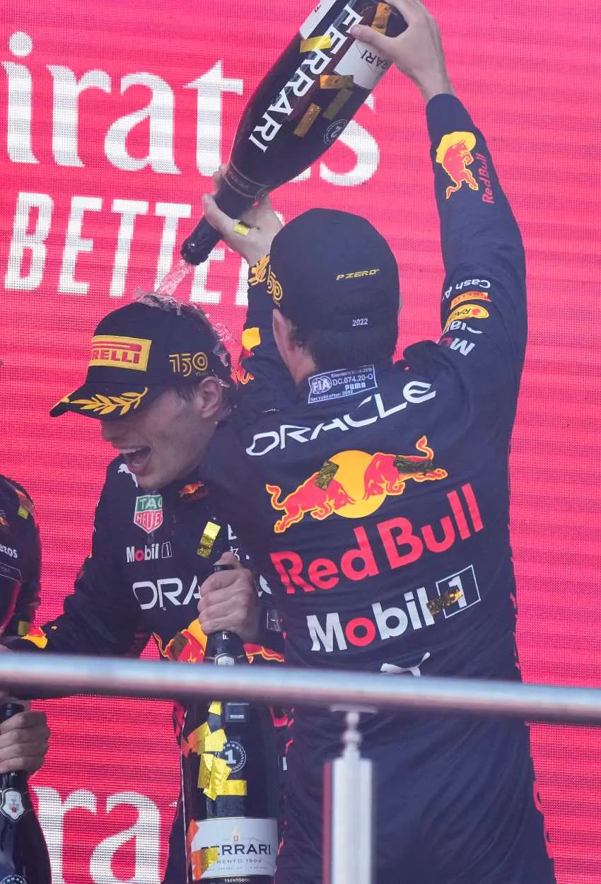 AP Pérez y Max celebrando el doblete de Red Bull